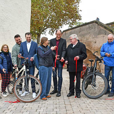 Gute Stimmung nach dem Durchtrennen des roten Bandes zur Eröffnung des sanierten Moselradwegs. Baudezernent Dr. Thilo Becker (Mitte) empfing zur Eröffnung den Radverkehrsbeauftragten des Bundesverkehrsministeriums Andreas Marquardt (3. v. r.) und Grünen-Bundestagsabgeordnete Corinna Rüffer (5. v. l.).
