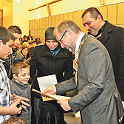 Ismail Sarhan, seine Frau Ashtarout und die Söhne Ahmad, Ali und Hali bekommen von Oberbürgermeister Klaus Jensen im voll besetzten Rathaussaal die Einbürgerungsurkunde überreicht.