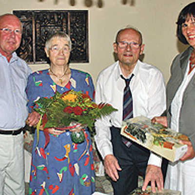 Beigeordnete Simone Kaes-Torchiani und Vize-Ortsvorsteher Helmut Mertesdorf gratulieren Johanna und Ernst Schwenk zur Eisernen Hochzeit.