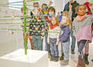 Ein Weihnachtsbaum in der Ausstellung ist mit Miniaturgeschenken geschmückt. Foto: Stadtmuseum