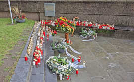 An der Gedenkstelle liegen Blumen und stehen Kerzen