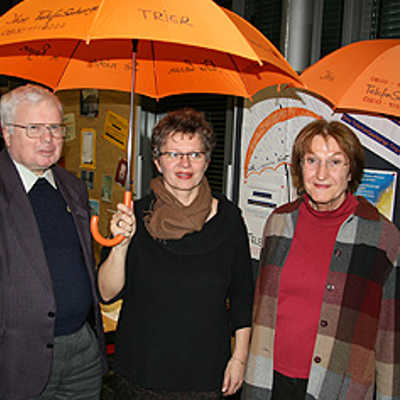 Pater Kurt Eisenbarth, Gabriela Kokott und Elsbeth John (v.l.) präsentieren das Schirm-Projekt der Telefonseelsorge.