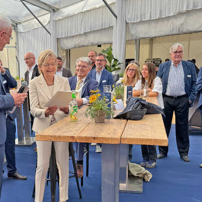 OB Wolfram Leibe (links) gratuliert nach seiner Rede der Landewyck-Firmenleitung zum 100-jährigen Jubiläum des Standorts Trier