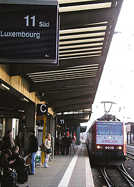 Ein Regionalexpress nach Luxemburg fährt auf dem Trierer Hauptbahnhof ein. Wegen der schlecht ausgebauten Trasse auf deutscher Seite sind die ebenfalls auf dieser Strecke verkehrenden Inter-City-Züge kaum schneller.