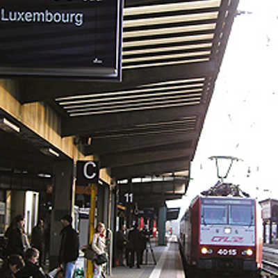 Ein Regionalexpress nach Luxemburg fährt auf dem Trierer Hauptbahnhof ein. Wegen der schlecht ausgebauten Trasse auf deutscher Seite sind die ebenfalls auf dieser Strecke verkehrenden Inter-City-Züge kaum schneller.