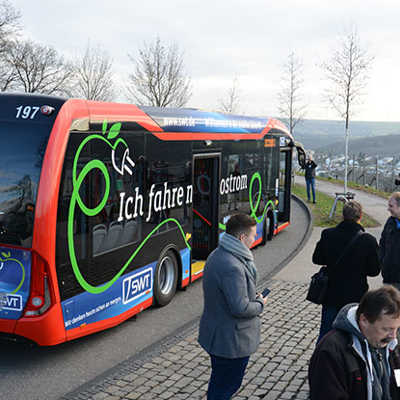 Ein Elektrobus der Stadtwerke macht bei einer Probefahrt Station an der Haltestelle Aussicht Petrisberg.