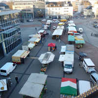 Der Wochenmarkt auf dem Viehmarktplatz von oben.