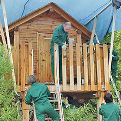 Bei der TAT-Premiere 2008 hatten Mitarbeiter der Bitbürger Braugruppe ein Baumhaus neben der Villa Kunterbunt aufgestellt. Jetzt erhält es einen frischen Anstrich. Außerdem wird der Garten verschönert.