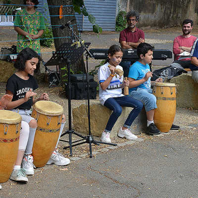 Die Rhythmusgruppe des Talentcampus zeigt auf dem Hof der Musikschule, was sie bei den Dozenten Omar Abouhamdan, Saif Al-Khayyat und Engel Matthias Koch (hinten, v. l.) gelernt hat.