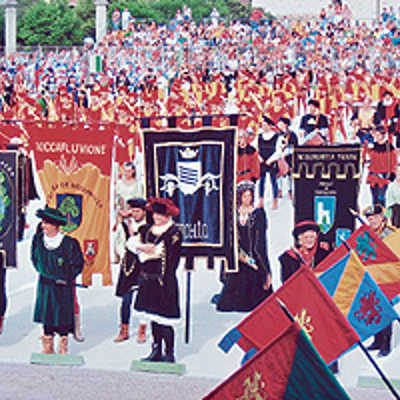 Farbenprächtiges Spektakel: Im Quintana-Stadion kommen die rund 1500 Mitwirkenden der mittelalterlichen Reiterspielen zusammen.