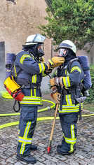 Maike Eberhard (r.) bei einer Übung in der Irscher Burg. Die 29-Jährige ist seit 19 Jahren bei der Feuerwehr aktiv. Foto: privat