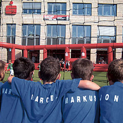 Im Sportsponsoring engagierte sich die Sparkasse 2005 unter anderem mit ihrem Soccer-Cup auf dem Viehmarkt.  Foto: Sparkasse