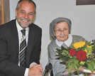 Oberbürgermeister Klaus Jensen gratuliert Schwester Hildegardis zum 106. Geburtstag.