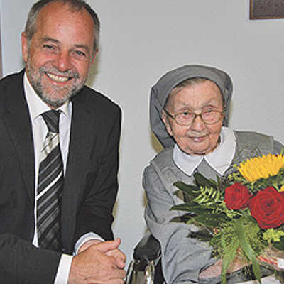 Oberbürgermeister Klaus Jensen gratuliert Schwester Hildegardis zum 106. Geburtstag.