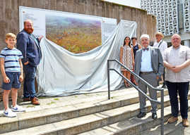 Die Info-Tafel über das mittelalterliche Trier hinter dem Frankenturm wird enthüllt.