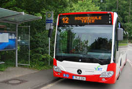 Stadtbus an einer Haltestelle