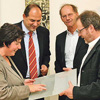 Die Künstler Hedi Schon und Norbert Kölzer erklären Kulturdezernent Thomas Egger die Technik der Glasbrennens. Für den Geschäftsführer der Glaserei Binsfeld, Hermann-Josef Dornoff (2. v. r.), ist das kein Geheimnis.