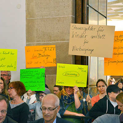 In der Ratssitzung protestieren einige Eltern gegen die Beitragserhöhungen. 