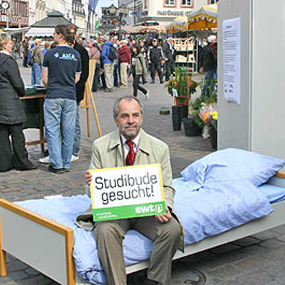 Außergewöhnliche Aktion auf dem Hauptmarkt. OB Klaus Jensen appelliert an die Trierer: „Bitte stellen Sie Zimmer für Studierende zur Verfügung.“