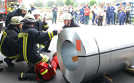 Bei der Übung kümmern sich die Feuerwehrleute um einen Verletzten, der unter einer Blechrolle eingeklemmt ist. Der Ernstfall wurde simuliert mit einer Puppe.  Foto: Feuerwehr Pfalzel