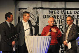 Peter Langer (2. v. l.) und Christfried Würfel (2. v. r.) schildern im Gespräch mit Dr. Hans-Günther Lanfer (l.) und Jürgen Backes (r.), wie sie 1989 die Aktion "Herzlich willkommen Weimar" organisierten.