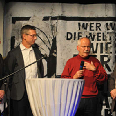 Peter Langer (2. v. l.) und Christfried Würfel (2. v. r.) schildern im Gespräch mit Dr. Hans-Günther Lanfer (l.) und Jürgen Backes (r.), wie sie 1989 die Aktion "Herzlich willkommen Weimar" organisierten.