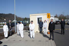 Wolfram Leibe, Christian Sprenger, Feuerwehrchef Andreas Kirchartz (r.) und Christian Weiskopf danken – mit dem nötigen Abstand – dem Team von Dr. Karin Gutmann-Feisthauer, Dr. Larissa Forstner und Dr. Monika Parth.