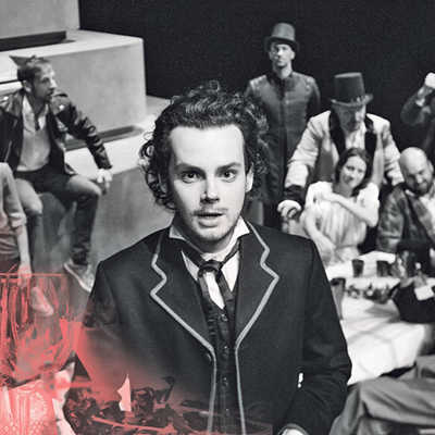 Robin Jentys spielt Karl Marx, der bei einem „banquet révolutionnaire“ mit seinem Werk konfrontiert wird. Foto: Leila Abdalla