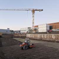 Insgesamt vier Baukräne werden rund um das Baufeld aufgestellt.