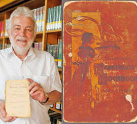 Werner Schättgen freut sich über die Übergabe des wertvollen Kochbuchs an die Wissenschaftliche Bibliothek der Stadt Trier. Auf dem Titel (rechts) ist eine Köchin beim Servieren eines Gerichts zu sehen.
