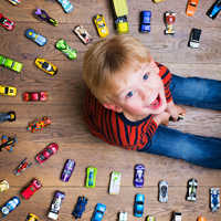 Kind mit Spielzeugautos