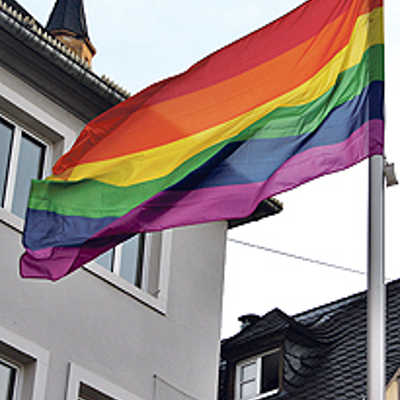 Auf dem Hauptmarkt weht zum Christopher Street Day erstmals eine Regenbogenfahne.