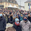 Über 1000 Menschen versammeln sich bei der Gedenkveranstaltung am Tag nach der schrecklichen Tat auf dem Porta Nigra-Vorplatz und zeigen ihre Anteilnahme.