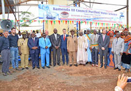 Einweihungsfeier für die Trinkwasseranlage in Bamenda mit vielen Ehrengästen