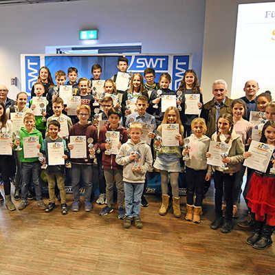 Sie waren beim SWT-Kids-Cup 2017 vorn dabei: 32 Jungen und Mädchen präsentieren stolz ihre Siegerurkunden. Foto: SWT