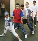 Im Jugendtreff in Mariahof nehmen die Kids an vielfältigen Freizeitangeboten, hier ein Auftritt der Breakdance-Gruppe, teil. Foto: Jugendreff