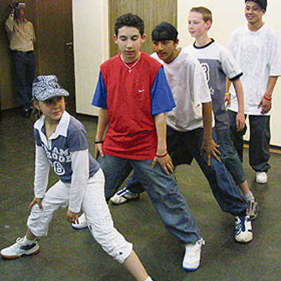 Im Jugendtreff in Mariahof nehmen die Kids an vielfältigen Freizeitangeboten, hier ein Auftritt der Breakdance-Gruppe, teil. Foto: Jugendreff