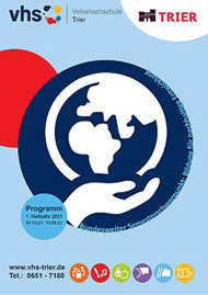 Das Cover des VHS Programmhefts zeigt zum Semesterschwerpunkt „Bildung für nachhaltige Entwicklung“ einen stilisierten Globus.