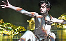 Roberto Scafatis Tanztheaterstück „Die Reise in die Hoffnung“, in dem unter anderem Giorgio Strano tanzt, wird in der nächsten Spielzeit erneut zu sehen sein. Foto: Bettina Stöß
