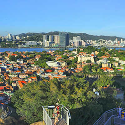 Im Vordergrund dieser eindrucksvollen Gesamtansicht ist die autofreie Insel Gulangyu zu sehen. Im Hintergrund die Hauptinsel von Xiamen, auf der zwei der insgesamt sechs Stadtteile liegen, die jeweils vom Chinesischen Meer umgeben sind. Foto: Stadt Xiamen