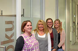 Vier Mitarbeiterinnen der Zulassungsstelle vor ihren neuen Einzelbüros.