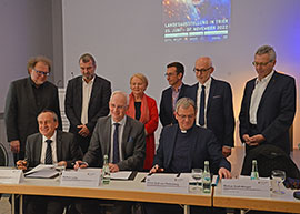 Kulturminister Konrad Wolf, OB Wolfram Leibe und Generalvikar Ulrich von Plettenberg (vorne v. l.) unterzeichnen die Kooperationsvereinbarung für die Landesausstellung.