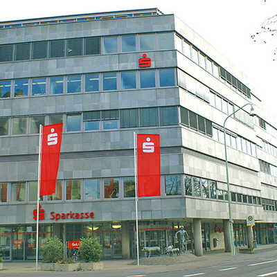 Während die Sparkasse mehrere Filialen schließt, wird der Hauptsitz in der Theodor-Heuss-Allee erneuert.
