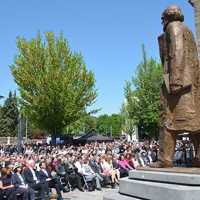 Die Statue ist insgesamt 5,50 Meter hoch, aus Bronze gegossen und wiegt 2,3 Tonnen.