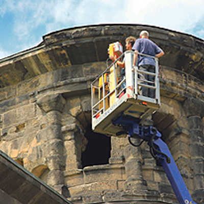 Mitarbeiter einer Spezialfirma fotografieren mit einer Großbildkamera zur Zeit das Trierer Wahrzeichen. Die Informationen werden für die Restaurierung des ehemaligen römischen Stadttors benötigt.