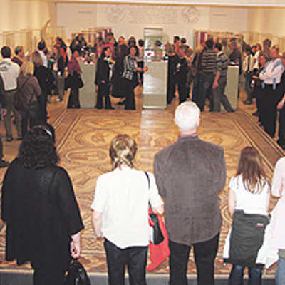 Gedränge zu später Stunde:?Besucher der Konstantin-Ausstellung bestaunen einen Mosaikboden im Landesmuseum. Foto:?Michael Merten