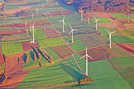 Das Luftbild zeigt  den neuen Windpark in der Nähe von Meckel-Gilzem. Der Ort liegt etwa zehn Kilometer südlich von Bitburg in der Eifel. Die Trierer Stadtwerke sind mit 51 Prozent an der Anlage beteiligt. Foto: SWT