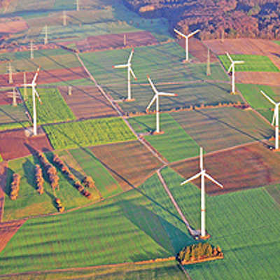 Das Luftbild zeigt  den neuen Windpark in der Nähe von Meckel-Gilzem. Der Ort liegt etwa zehn Kilometer südlich von Bitburg in der Eifel. Die Trierer Stadtwerke sind mit 51 Prozent an der Anlage beteiligt. Foto: SWT