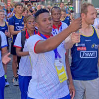 Beim Fackellauf durch die Trierer Innenstadt trugen Sportlerinnen und Sportler aus Trier und aus Panama gemeinsam die Flamme der Hoffnung, hier Exsaul Hernández mit einem Sportler des Postsportvereins. 