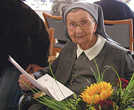 Schwester Hildegardis, eine der ältesten Triererinnen, feiert ihren 104. Geburtstag und freut sich über die Glückwünsche der Gäste.